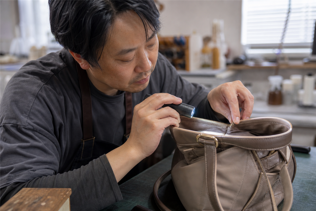 ファスナー周辺と袋布の強度を見る