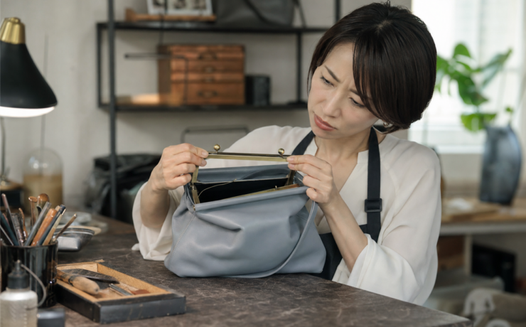 バッグの口金がゆがんで閉まらない。修理で戻せるかを見分ける