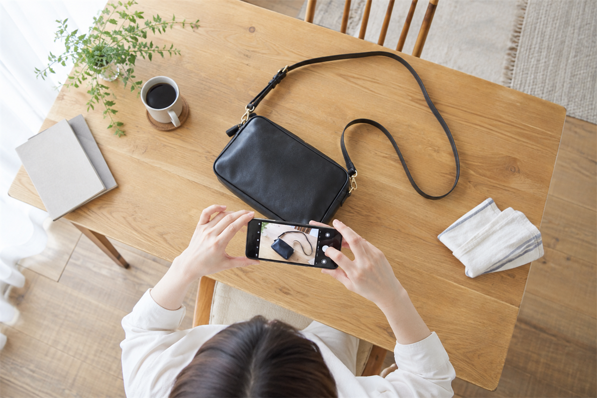 ショルダーバッグ全体をスマートフォンで撮影する準備